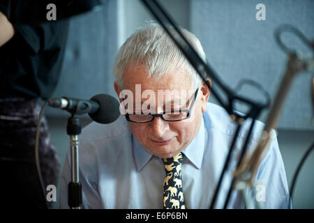 Paul Bailey durante una grabación de Craig Brown y amigos en hierro fundido studios, el 16/02/2012 Foto de stock