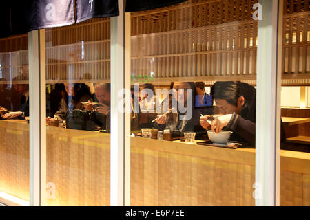 Los japoneses comiendo sopa de fideos en el restaurante. Tokio, Japón, Asia
