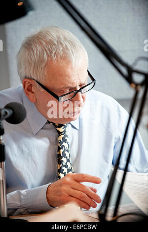 Paul Bailey durante una grabación de Craig Brown y amigos en hierro fundido studios, el 16/02/2012 Foto de stock