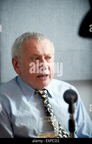 Paul Bailey durante una grabación de Craig Brown y amigos en hierro fundido studios, el 16/02/2012 Foto de stock