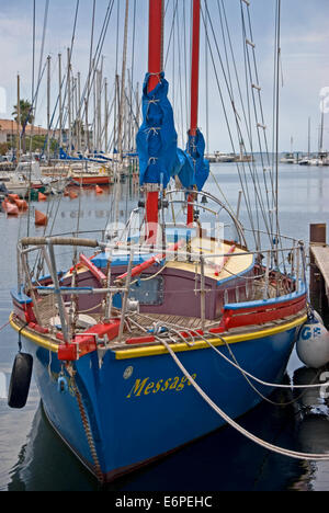 Color tradicional velero amarrado al muelle en el pequeño puerto de meze, en el Bassin de Thau, en el sur de Francia.
