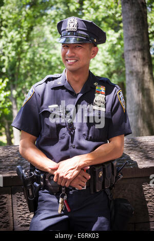 El policía del Departamento de Policía de Nueva York, el Departamento de Policía de Nueva York, Manhattan, Ciudad de Nueva York, Nueva York, EE.UU. Foto de stock