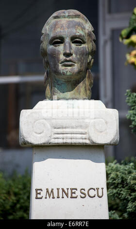 Estatua del poeta rumano Mihai Eminescu Foto de stock