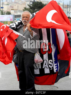 Estambul, Turquía. 30 Aug, 2014. Como las elecciones pasan y Recep Tayyip Erdogan ha sido oficialmente juramento como presidente de Turquía, después de ganar la primera votación pública para un jefe de estado, un gran sentido de orgullo turco puede verse por doquier en Estambul. Llama la AY Yildiz significa ''Moon star' o el Alsancak significado la bandera roja la bandera de la República Turca puede verse por doquier en un país lleno de contrastes. © Gail Orenstein/Zuma alambre/Alamy Live News Foto de stock