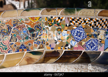 Resumen trencadis mosaico a partir de fragmentos de baldosas rotas, parte de serpentina en la banqueta del parque Güell de Gaudí en Barcelona, Cataluña, España