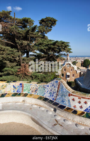 Banco con mosaico trencadis serpentina en el parque Güell de Antoni Gaudí en Barcelona, Cataluña, España.