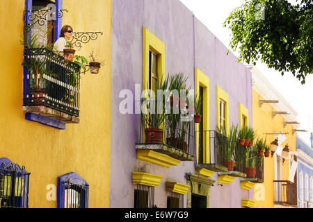 Un turista mira al callejón de los sapos, una colorida calle en Puebla, México. Foto de stock