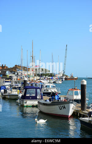 Barcos amarrados en el puerto, LITTLEHAMPTON Littlehampton, West Sussex, Inglaterra, Reino Unido Foto de stock