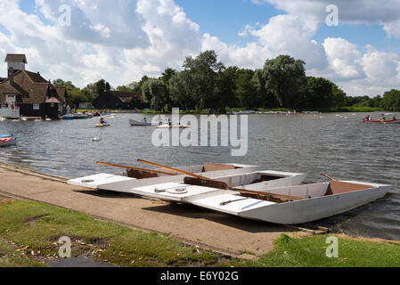 El lago, botes, Thorpeness Meare, Suffolk, Inglaterra, Reino Unido. Foto de stock