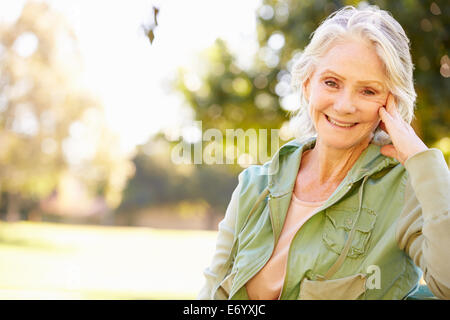 Outdoor Retrato de mujer Senior sonriente