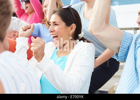 Mujer en la muchedumbre que celebra en evento deportivo