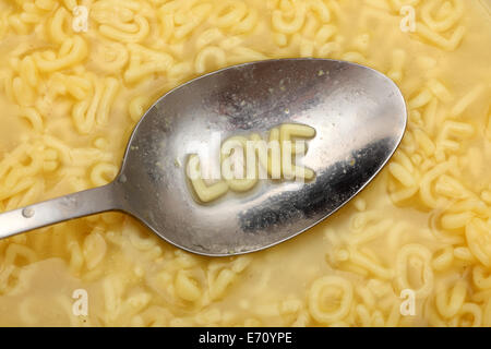 Las letras del alfabeto en cuchara deletrear 'amor'. Sopa de pasta. Closeup. Foto de stock