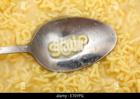 Las letras del alfabeto en cuchara deletrear 'Soup'. Sopa de pasta. Closeup. Foto de stock