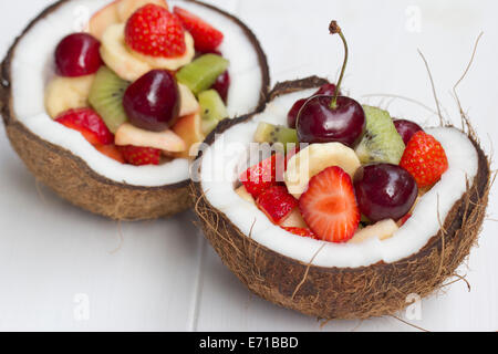Ensalada de frutas con cáscara de coco Foto de stock