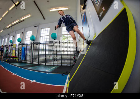 La educación secundaria Gales UK - alumnos en un gimnasio correr en una pista cubierta la educación física PE