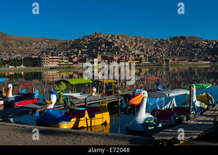 Los barcos en el puerto de Puno en el Lago Titicaca, Puno, Perú Foto de stock