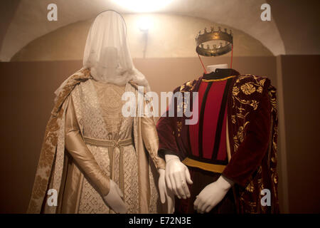 Una reproducción de la boda ropa de los Reyes Católicos, la reina Isabel I de Castilla y Fernando II de Aragón