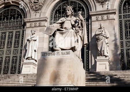 España, Madrid, estatuas de Lope de Vega y Alfonso el Sabio sobre los pasos fuera de la Biblioteca Nacional.