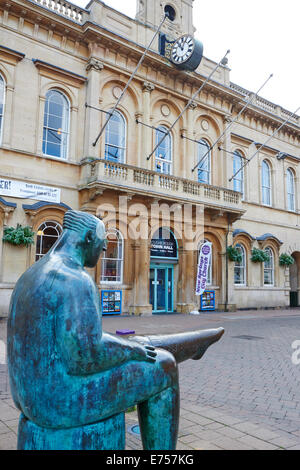 El Calcetín o Sock hombre estatua Shona Kinloch con el Ayuntamiento, en la plaza de mercado de fondo Loughborough Leicestershire UK Foto de stock