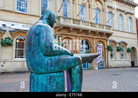 El Calcetín o Sock hombre estatua Shona Kinloch con el Ayuntamiento, en la plaza de mercado de fondo Loughborough Leicestershire UK Foto de stock