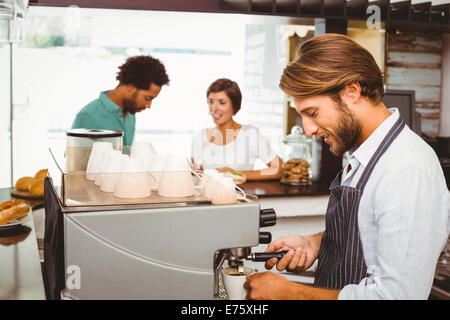 mujer mixta haciendo comida en la cocina Fotografía de stock - Alamy