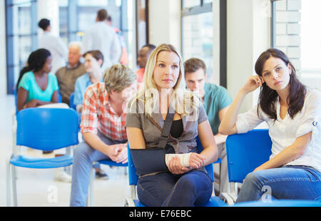 Mujeres sentadas en la sala de espera del hospital Foto de stock