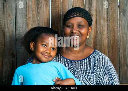 Retrato de joven madre africana con una hija pequeña.