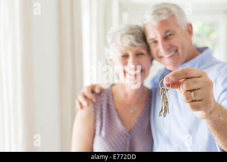 Hombre mayor sosteniendo llaves con esposa Foto de stock