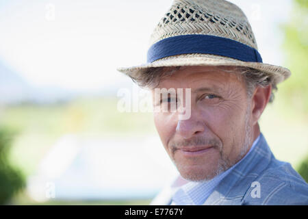 Hombre sonriendo mayores al aire libre