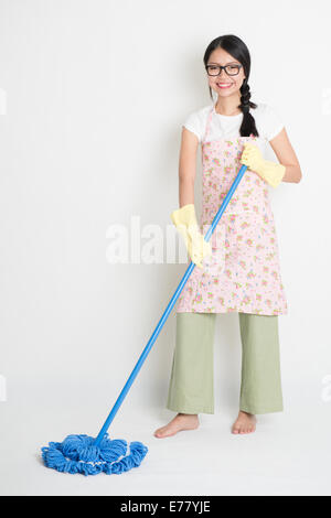 Mujeres asiáticas limpiando folk usando azulejos de mopa Fotografía de  stock - Alamy