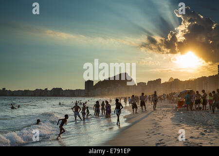 Bañistas y gente relajándose en la playa de Copacabana, Río de Janeiro, Brasil