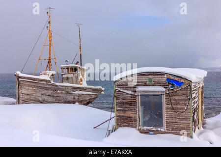 Barco de pesca en invierno Foto de stock