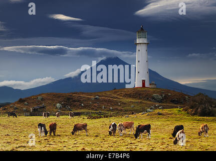 Faro de Cabo Egmont y monte Taranaki sobre antecedentes, Nueva Zelanda