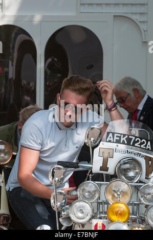 En Mod ropa hombre sentado en motocicleta en bicicleta convención en  Brighton, Inglaterra Fotografía de stock - Alamy