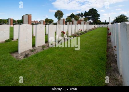 El Dunkerque Memorial y la sección de tumbas de guerra británico del cementerio de la ciudad de Dunkerque en Francia Foto de stock