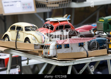Los campistas y los escarabajos de Volkswagen de juguete para su venta en el mercado cala Foto de stock