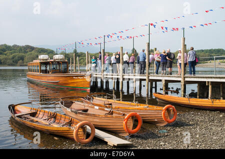 Lanzamiento de botes a remo, el lago y la gente esperando en el muelle, Allerdale Keswick, Cumbria, Inglaterra, Reino Unido. Foto de stock