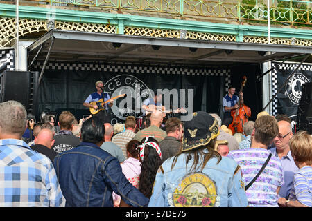 Brighton, Reino Unido. 14 Sep, 2014. La banda principal en el escenario alrededor de las 15.00 en el reencuentro. Crédito: Paul Briden/Alamy Live News Foto de stock