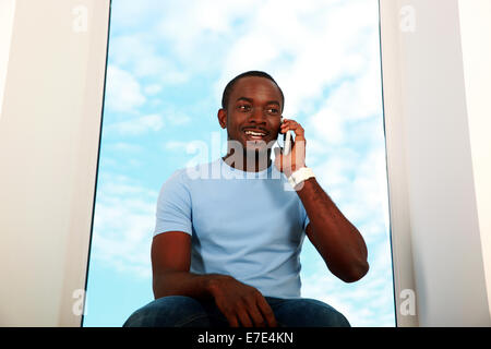 Retrato de un feliz hombre africano habla por teléfono Foto de stock