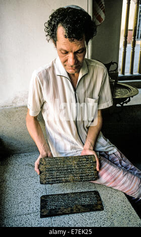 Sonny Cohen muestra priceless placas de cobre desde el siglo 10 con inscripciones en lengua malayalam que describen los privilegios concedidos a los judíos en el sur de la India. Se mantienen en la sinagoga Paradesi que fue originalmente construido en 1568 para la comunidad judía en Kochi (Cochin) en el estado de Kerala. Es una de las más antiguas sinagogas en funcionamiento en el mundo y da la bienvenida a los visitantes a ver sus otros tesoros históricos que incluyen un arca de madera de teca con pergaminos de la Torá, azul baldosas de cerámica traídos de China en el siglo XVIII, y arañas de cristal y lámparas importadas en el 1800. Foto de stock