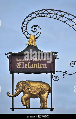 Cartel para colgar del restaurante Elefanten, Konstanz, Baden-Württemberg, Alemania Foto de stock