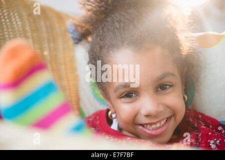 African American chica sonriente en la cesta