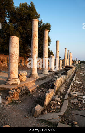 Columnas cerca de la fuente monumental Lado Turquía. Foto de stock
