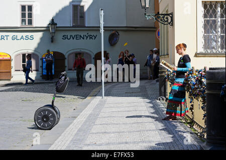 Un agente del Segway principales contra la barandilla de un puente cubierto con una serie de candados cerrados, Praga, República Checa.