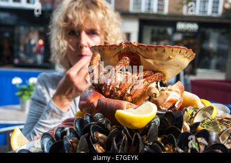 Mujer comiendo un plateau de fruits de mer con cangrejo fresco o un plato de mariscos frescos en el restaurante Brighton Reino Unido Fishy Fishy
