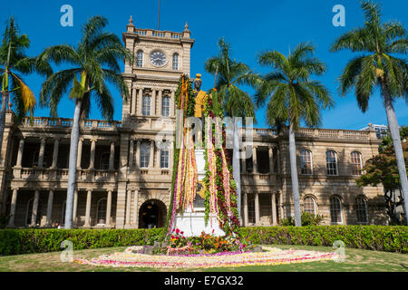La estatua del rey Kamehameha, con lei, Honolulu, Oahu, Hawaii, Oahu, Hawaii Foto de stock