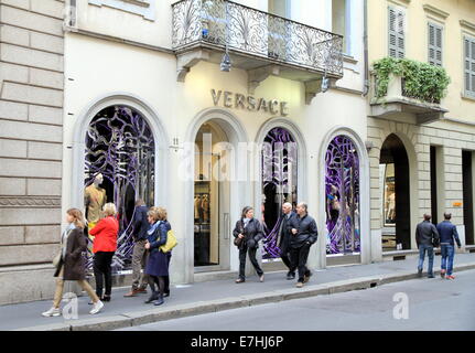 Tienda de Versace en Via Montenapoleone en Milán, Italia Foto de stock