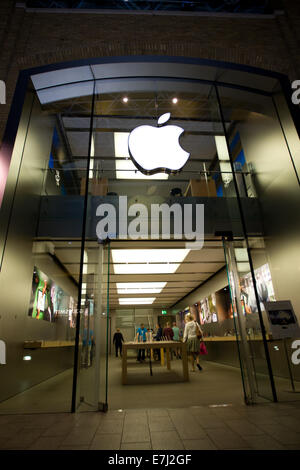 Blefast, Irlanda del Norte. El 18 de septiembre de 2014. El signo de la tienda de Apple en Belfast donde el IPhone 6 saldrá a la venta a las 8:00am Crédito: Bonzo/Alamy Live News Foto de stock