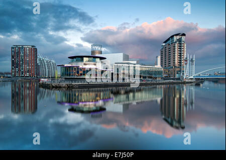 El Lowry Centre al anochecer, Salford Quays, Greater Manchester, Inglaterra, Reino Unido. Foto de stock