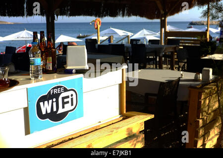 Señal Wi-Fi en un café de playa Foto de stock